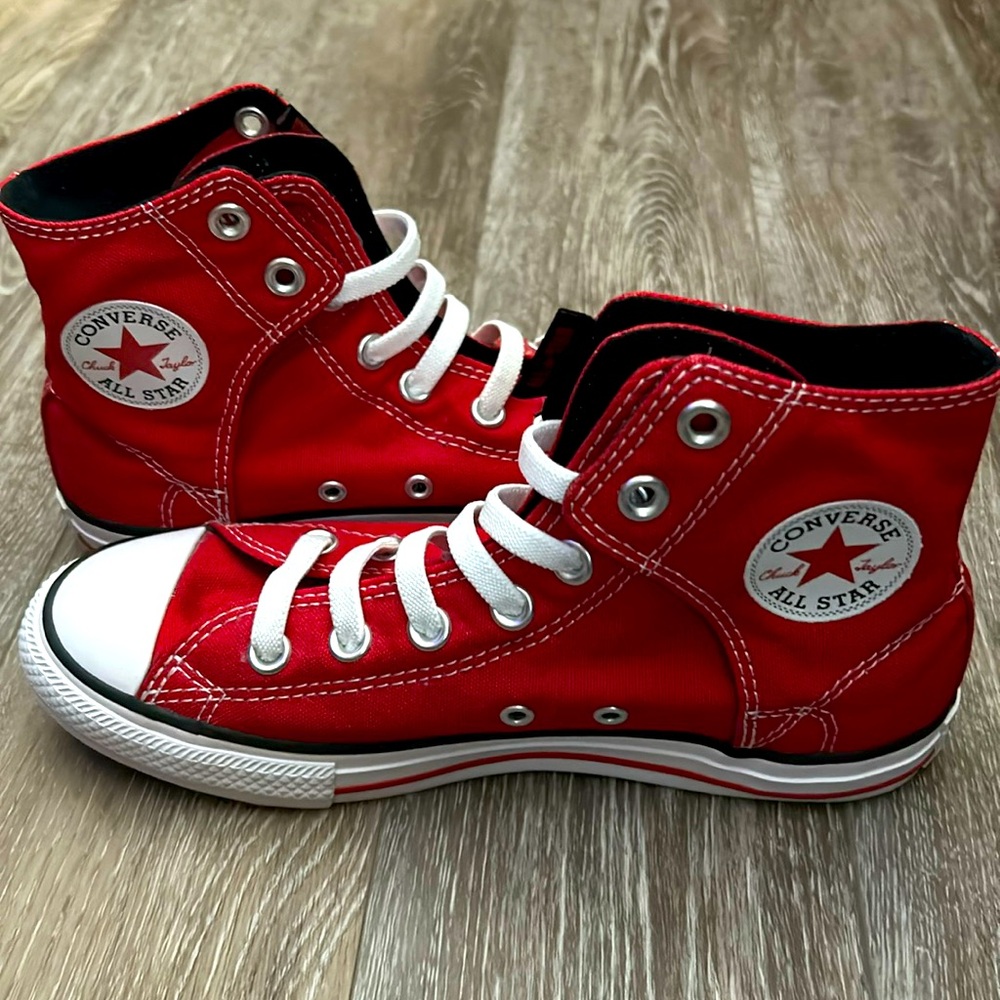 Converse Chuck Taylor All Star HiTop Red Jr Size 4 617662F. Like New no tag.